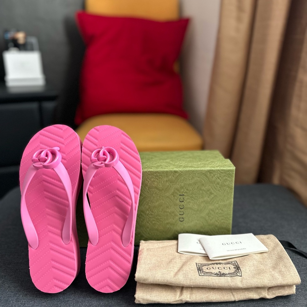 Brand New Gucci Pink Sandals Elegant and Minimalist